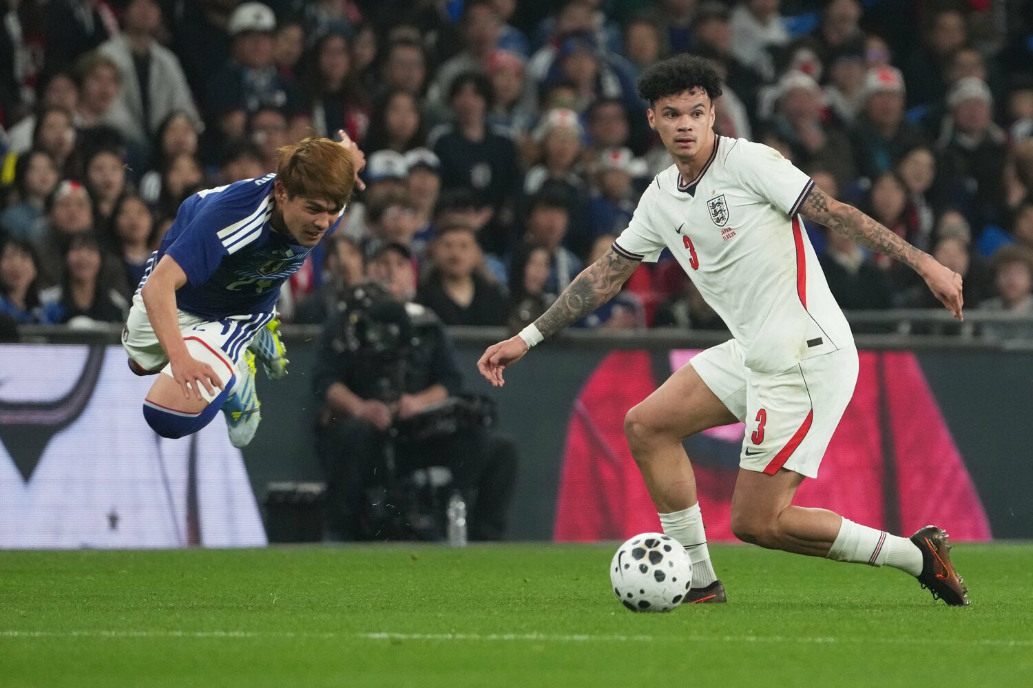 ニコ・オライリーに吹き飛ばされる佐野海舟　©Masashi Hara