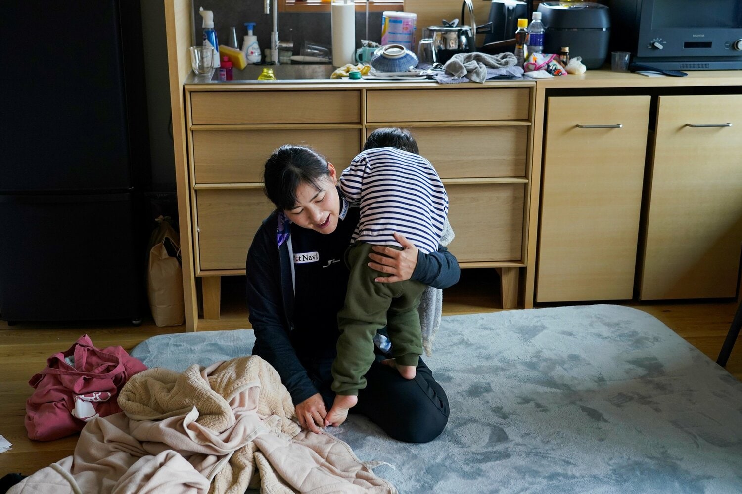 息子の世話をする横峯　©︎Shizuka Minami