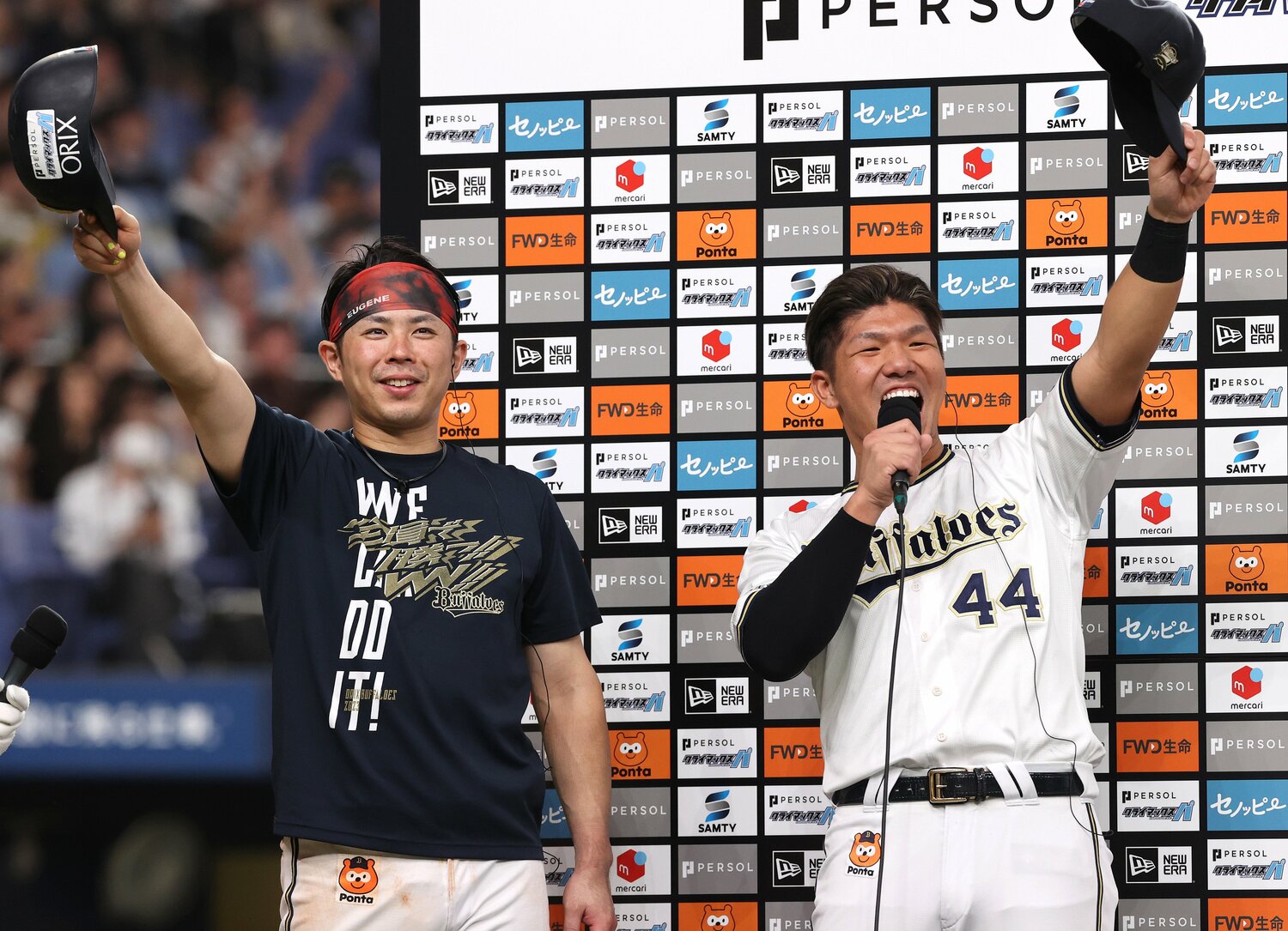 CSで活躍した若月（左）と頓宮　©JIJI PRESS