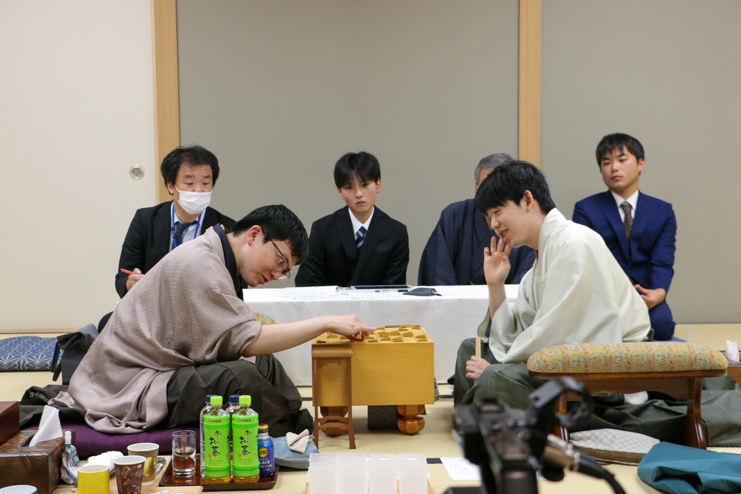 感想戦で楽しげな表情を浮かべる2人　©Shintaro Okawa（写真をクリック、右にスワイプするとそのほかの貴重写真もご覧になれます）