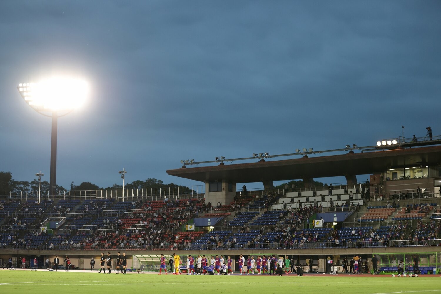 レモンガススタジアム平塚のメインスタンド　©Masashi Hara/Getty Images