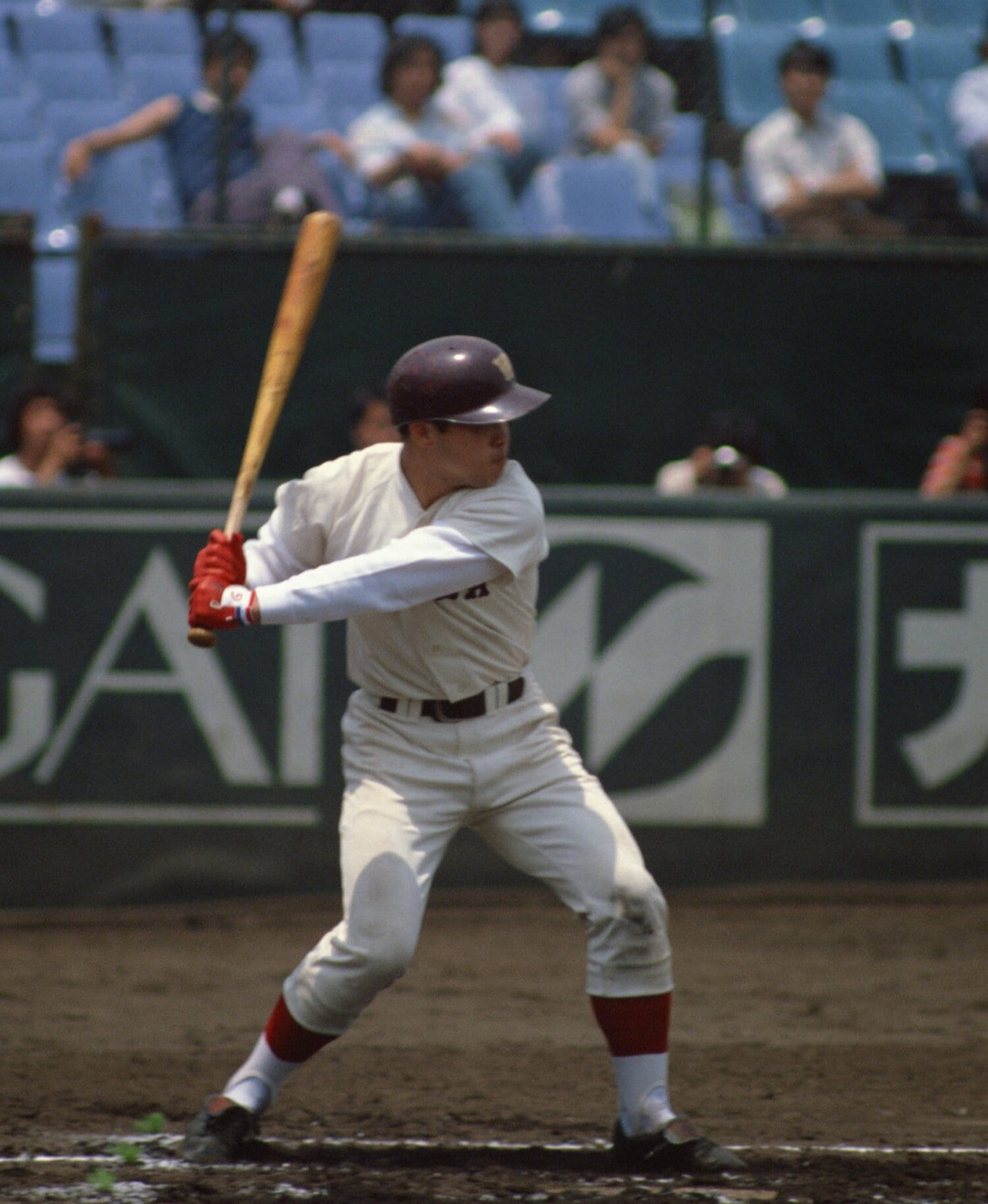 早大時代、スイングをかける岡田　©Shinichi Yamada/AFLO