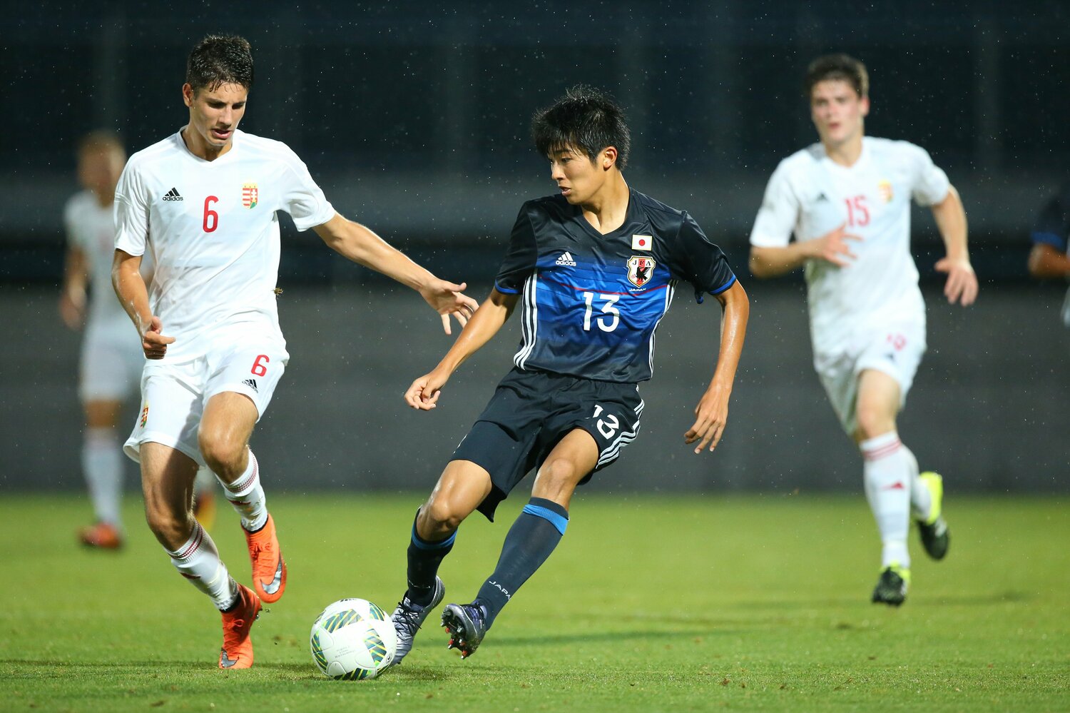 2016年のU-16インターナショナルドリームカップで、中村敬斗はソボスライとマッチアップしていた　©YUTAKA/AFLO SPORT