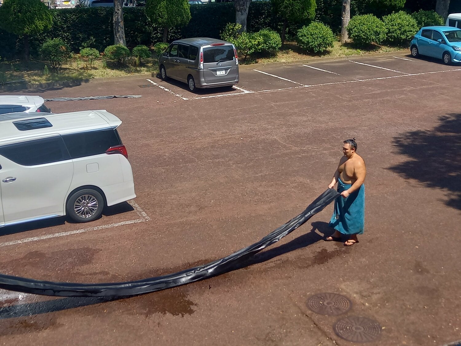 8月の平塚合宿で。稽古用の黒廻しを自ら手入れする朝乃山【2枚目/全2枚】 ©Shoko Sato