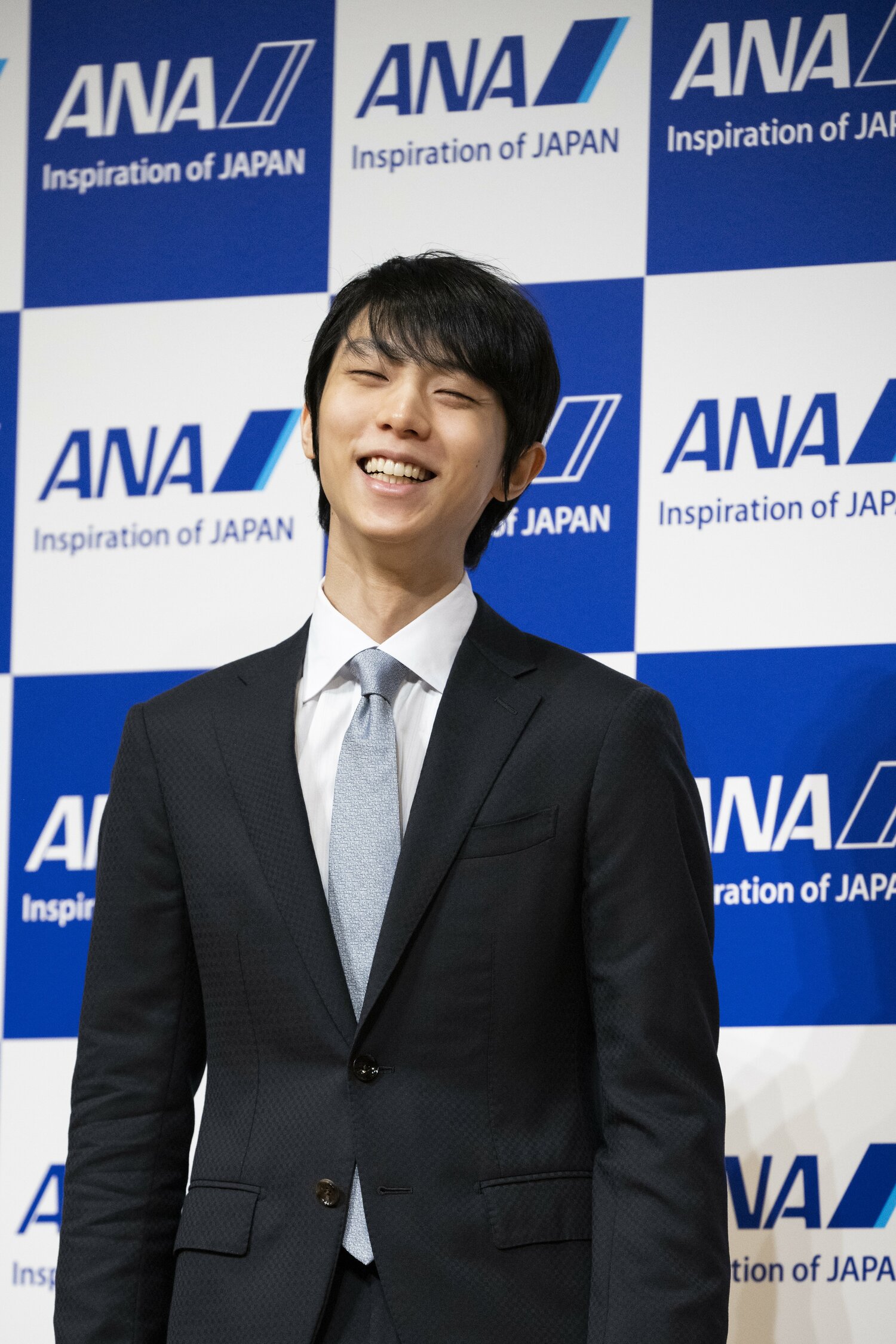 屈託のない笑顔で撮影に応じる羽生