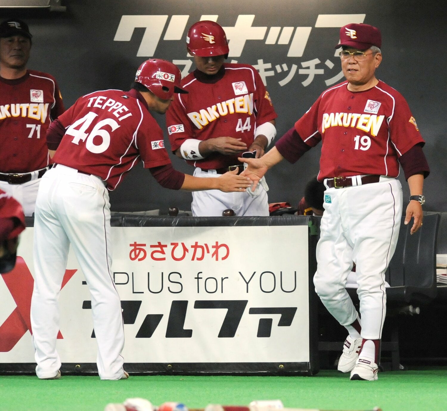 鉄平を出迎える野村監督 ©JIJI PRESS