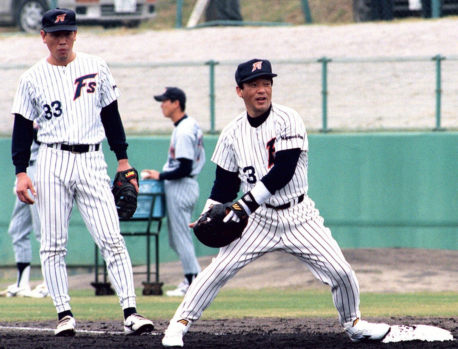 1997年2月、春季キャンプで一塁の守備練習をする落合　©KYODO