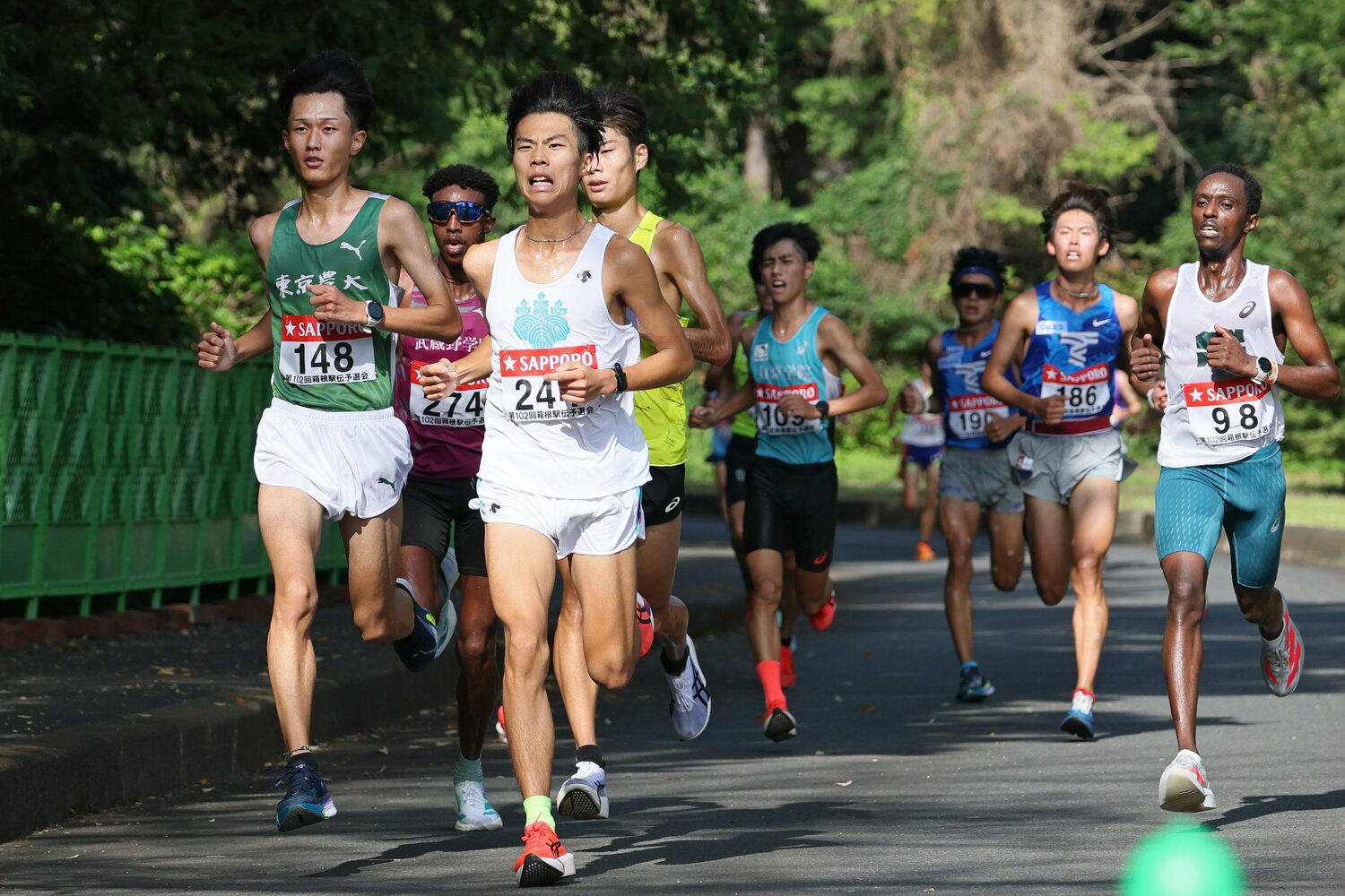筑波大・川崎（244番）についた前田（左）　©Shigeki Yamamoto