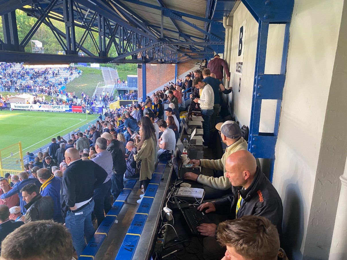 記者席がものすごく狭い！　©Atsushi Iio