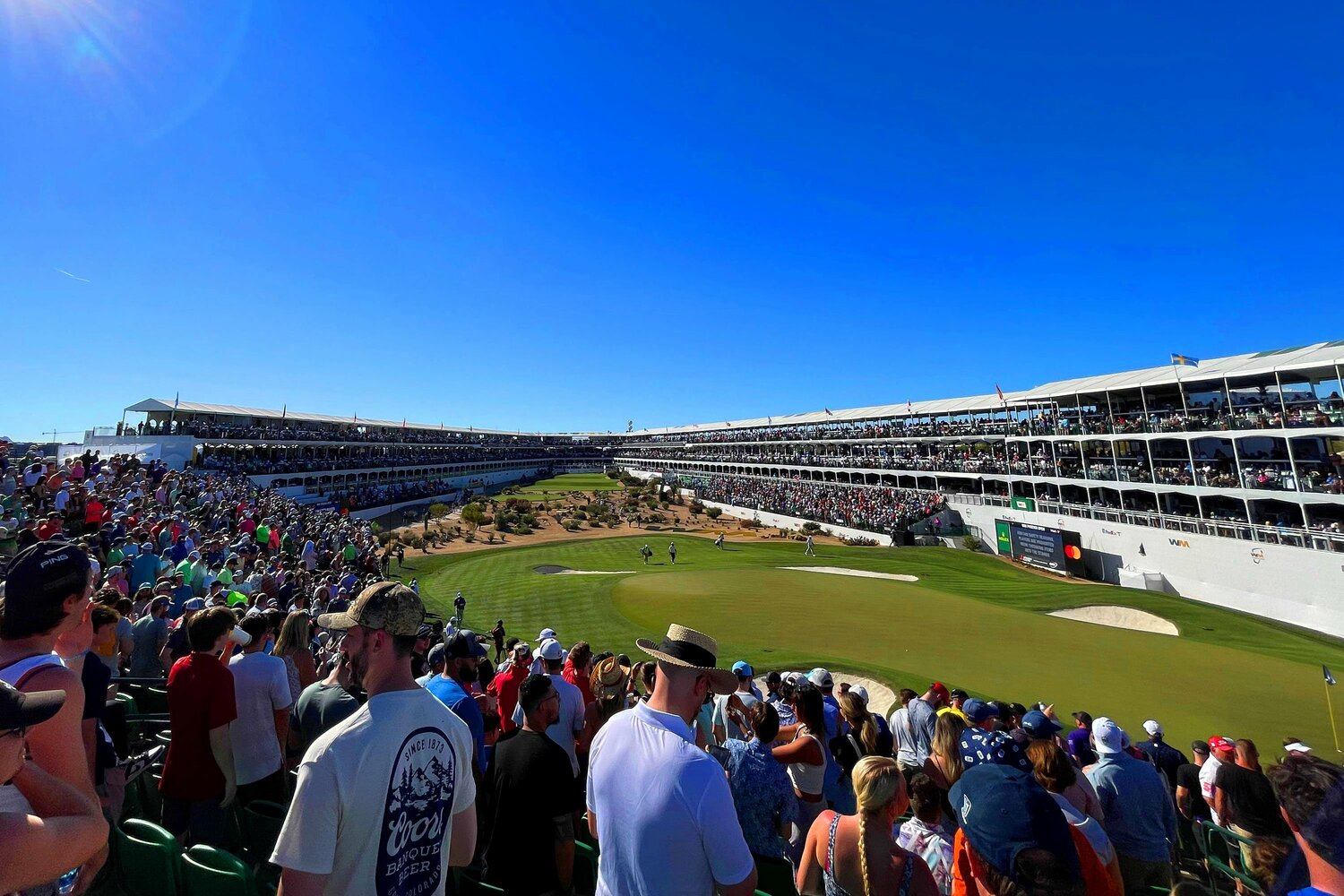 「コロッセオ」と呼ばれる16番（パー3）。巨大な観客席はゴルフ場では珍しい景色だ　©︎Yoichi Katsuragawa