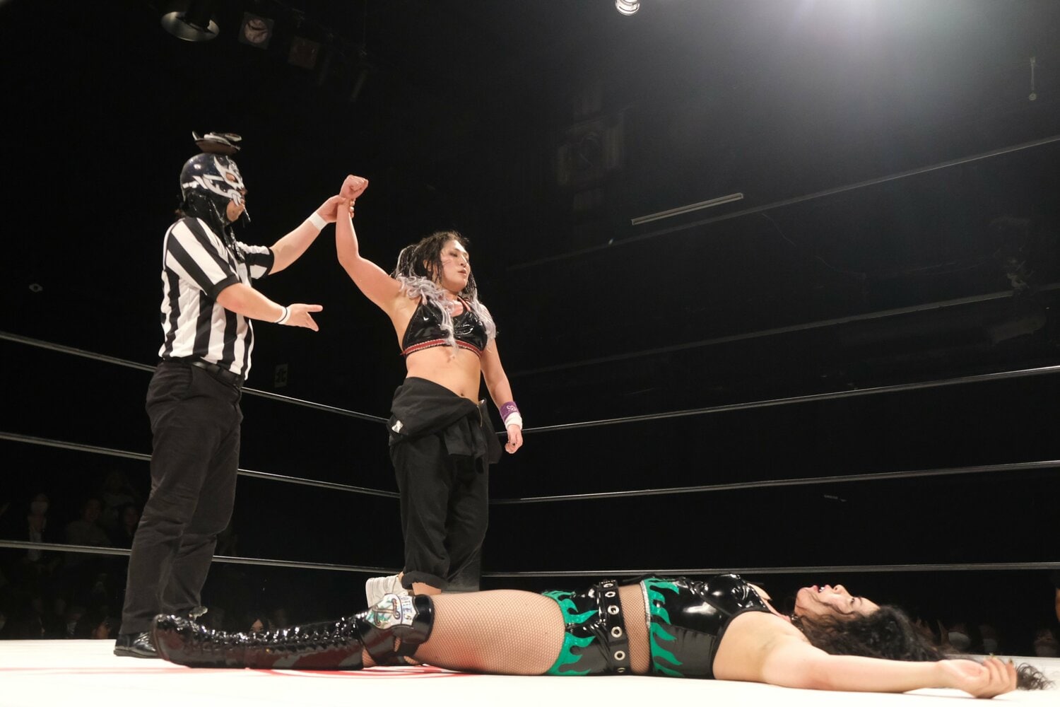 デビュー戦で敗れ、倒れ込んだZONES