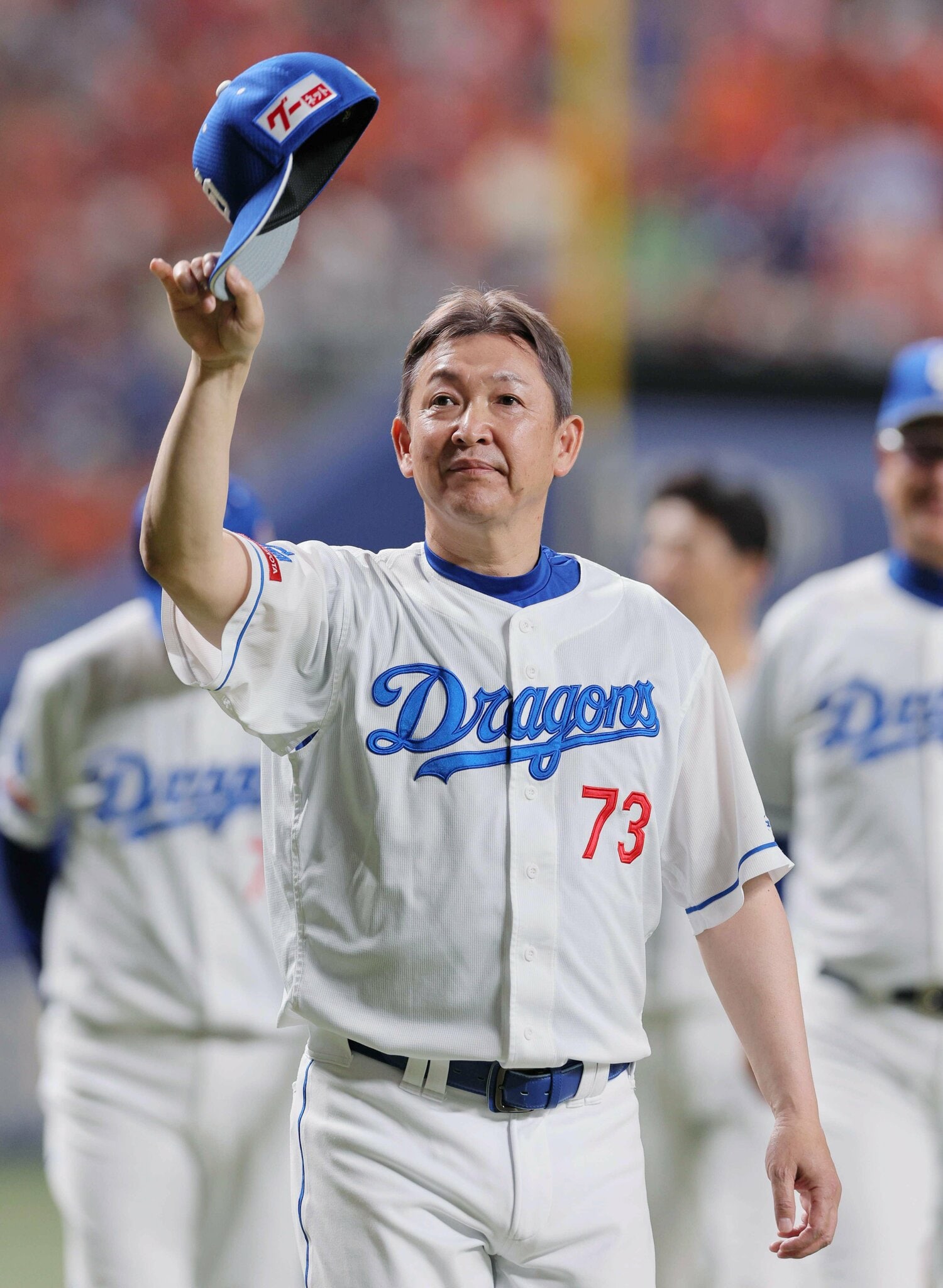 昨季の最終試合後のセレモニーで、歓声に応える立浪和義 ©JIJI PRESS