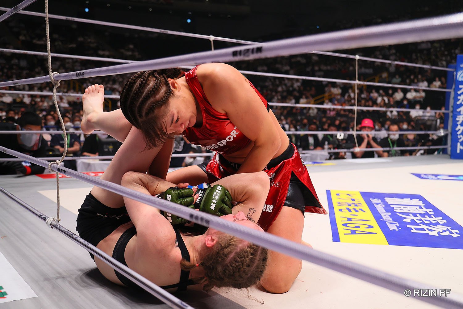 ダウンを奪い仕留めにかかったRENAだが、フィニッシュには至らなかった ©RIZIN FF