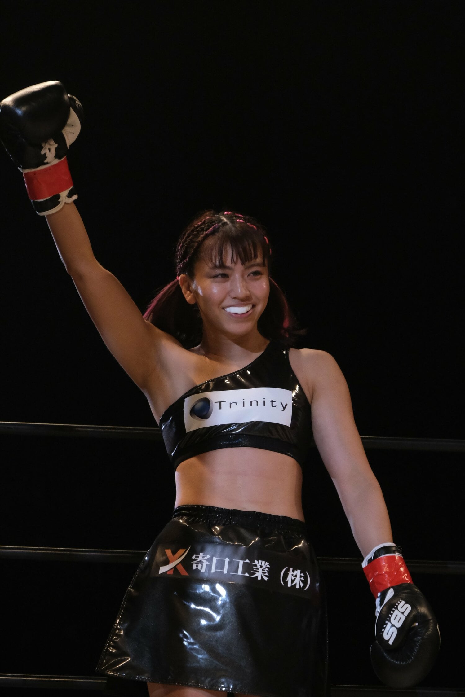 笑顔で拳を挙げるぱんちゃん。コスチュームにはスポンサーロゴも入っていた