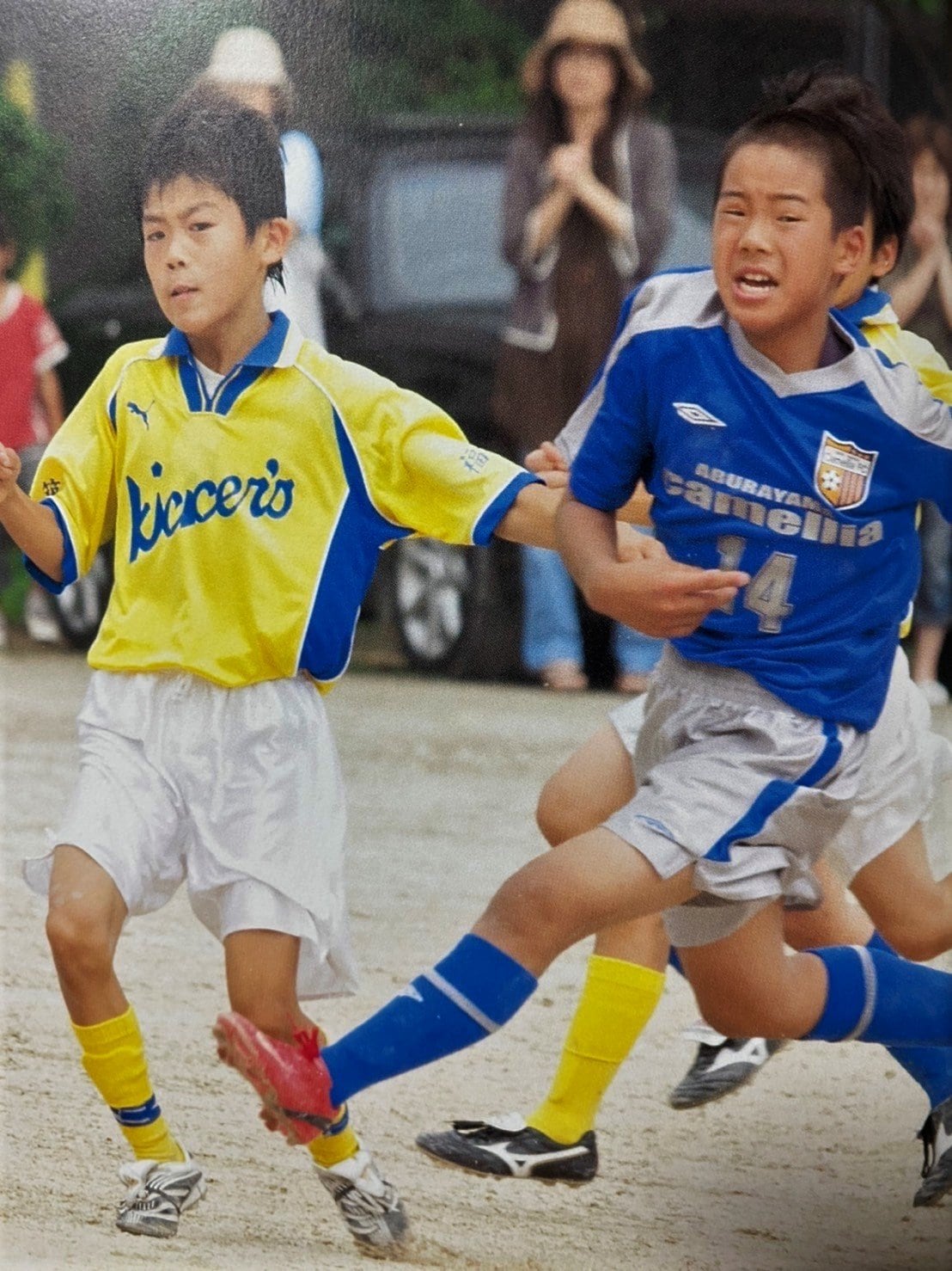 小4の冨安健洋(左)と小6の井手口陽介のマッチアップの貴重な1枚。井手口は翌年ガンバ大阪ジュニアユースに進む。“地元の有名人”だった2歳上の井手口にも冨安少年は「負けていなかった」という ©三筑キッカーズ