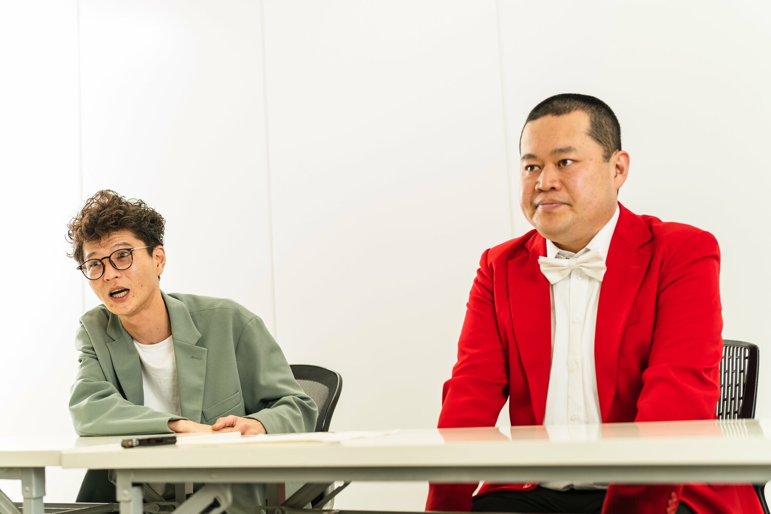 結成12年でM-1決勝初出場となったモグライダー。芝大輔（ツッコミ担当、38歳、左）とともしげ（ボケ担当、39歳）。ウッチャンナンチャン、出川哲朗、ナイツらと同じマセキ芸能社所属