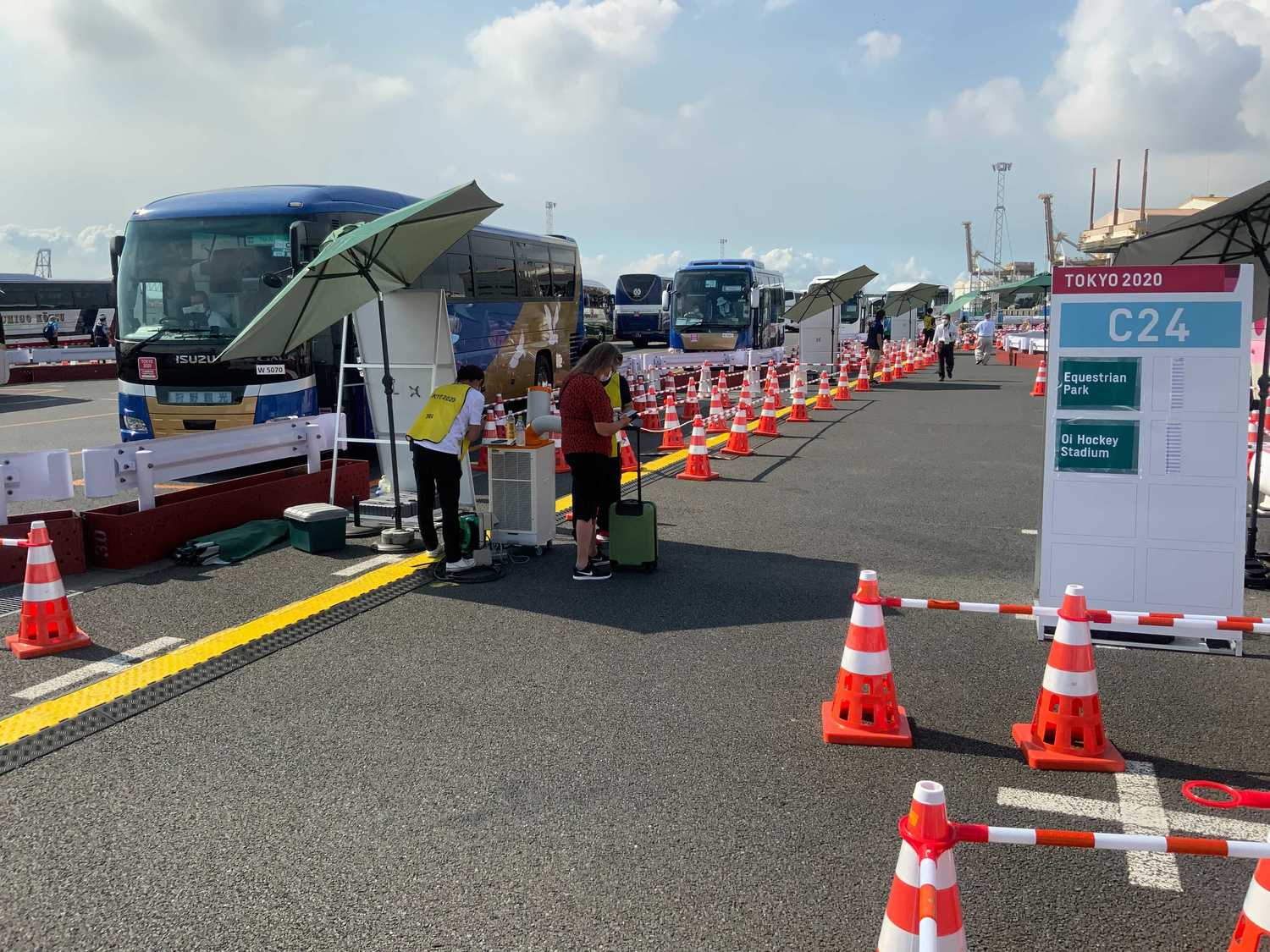 無事にマイクロバスでメディアセンターを出発しても、各会場ごとのバスに乗り換えなければならない