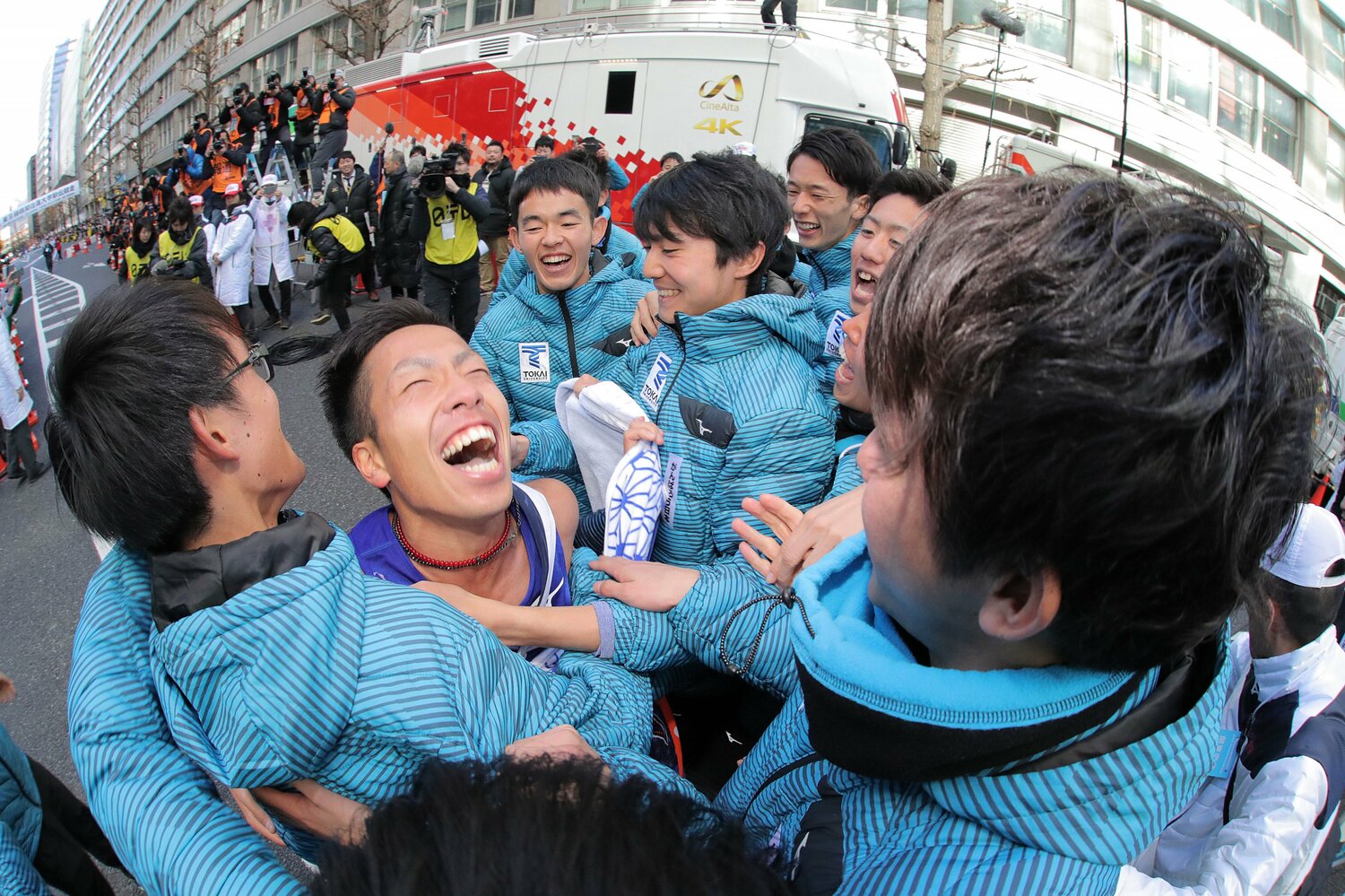 3年生で悲願の初優勝を成し遂げ、大喜びする郡司　［代表撮影］©JIJI PRESS