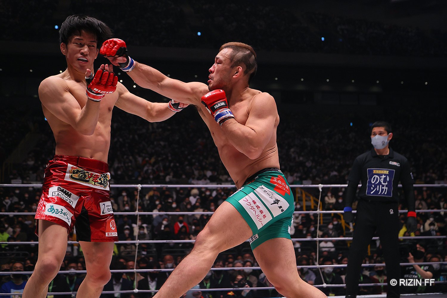 試合後半には朝倉の顔面にパンチが当たる。扇久保は全局面での総力戦を仕掛けた　©RIZIN FF