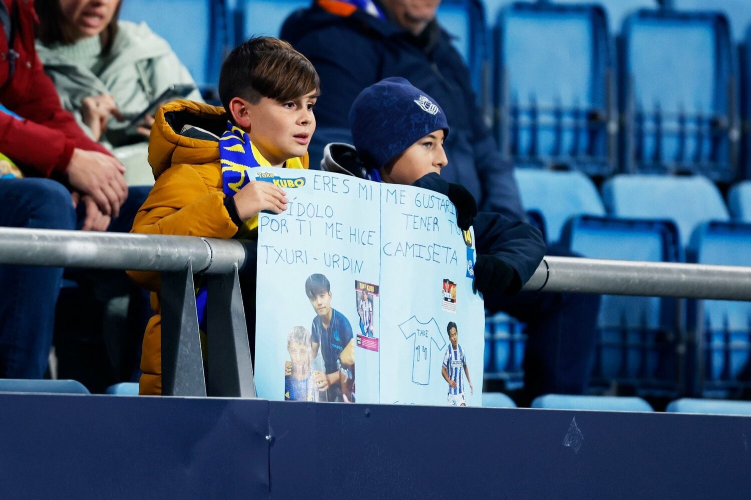 カディス、ソシエダグッズを身に着けた子供からの「タケ、ユニフォームください」メッセージ