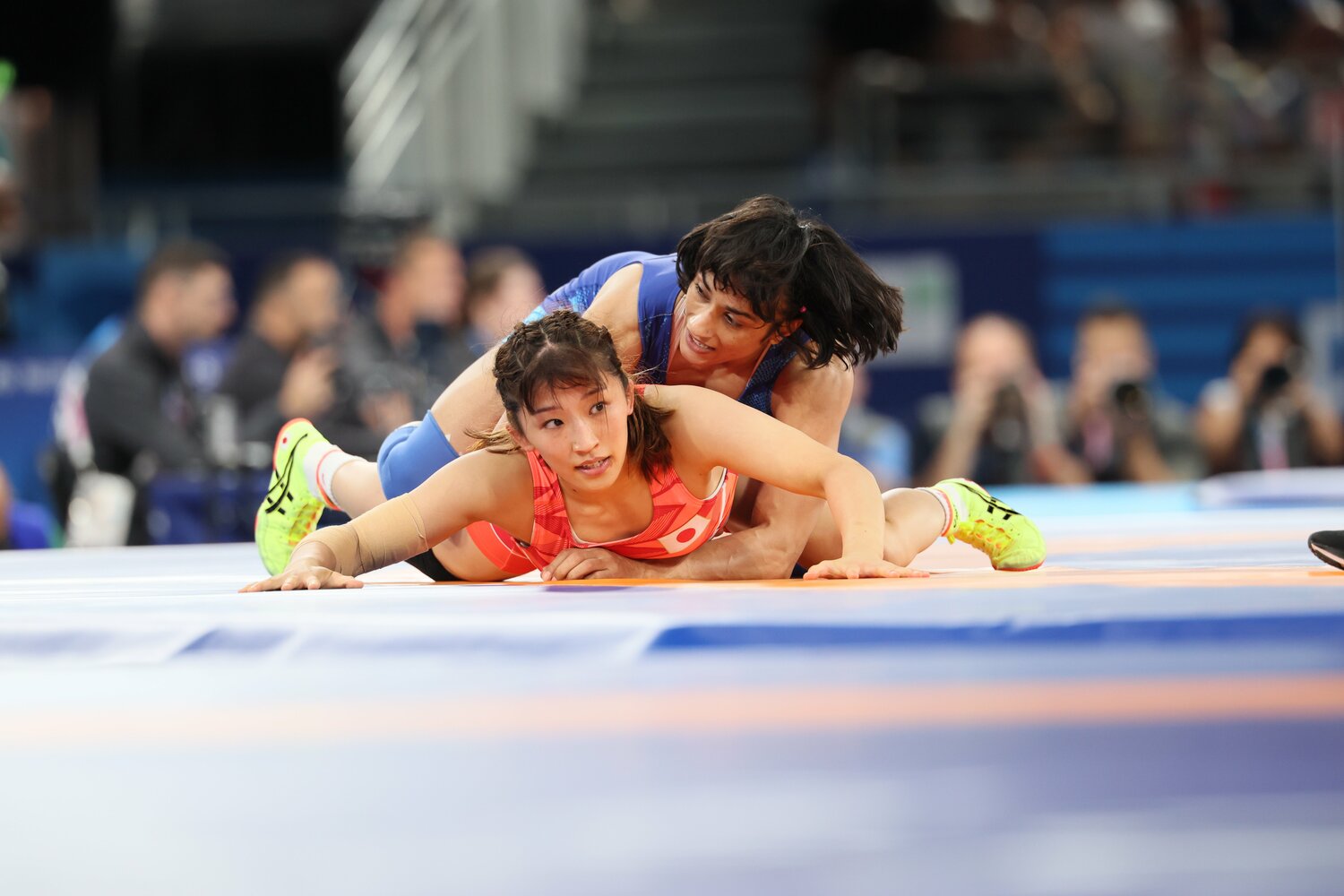 残り時間10秒を切ったところでバックを取られた須崎優衣 ©Kaoru Watanabe/JMPA