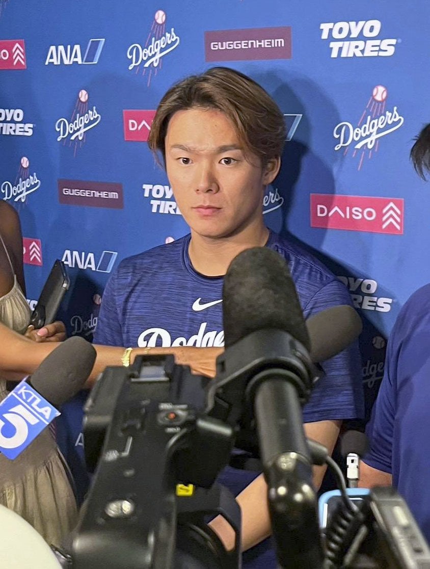 16日の試合後、取材に応じる山本由伸　©︎KYODO