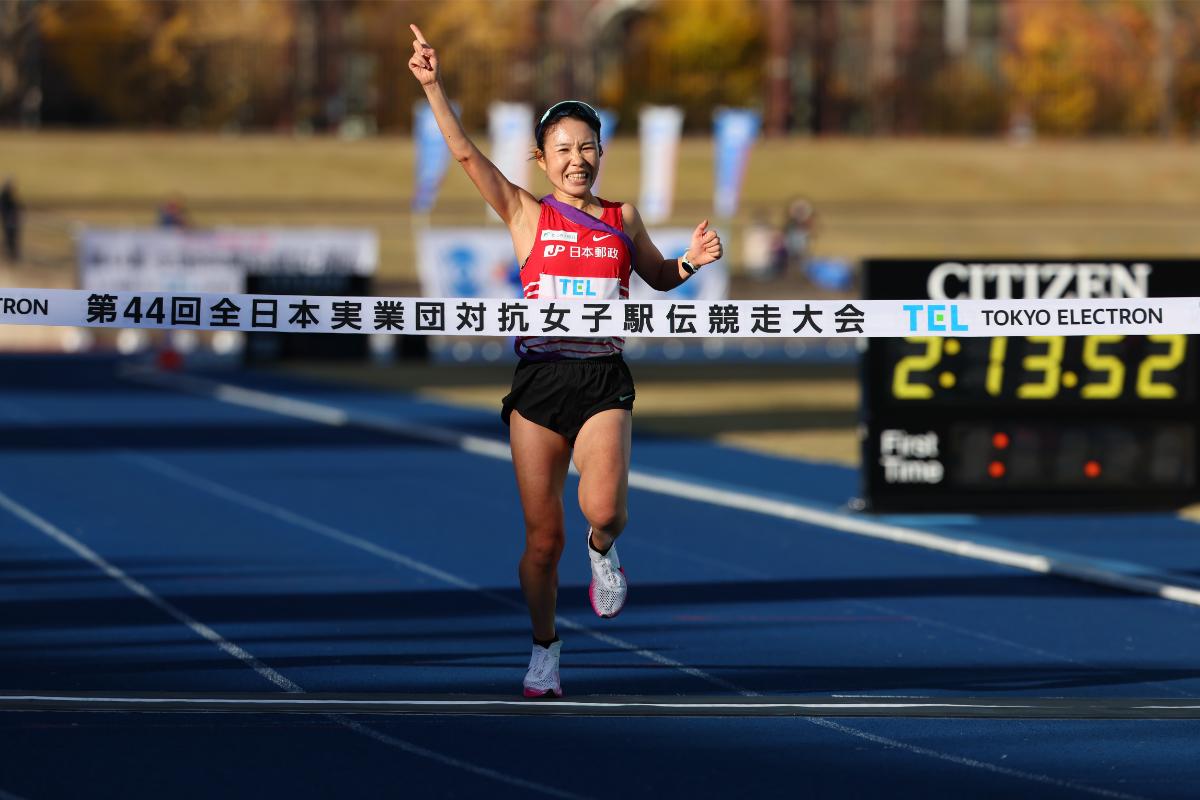昨年11月のクイーンズ駅伝優勝のゴールテープを切ったのは太田琴菜だった　©AFLO