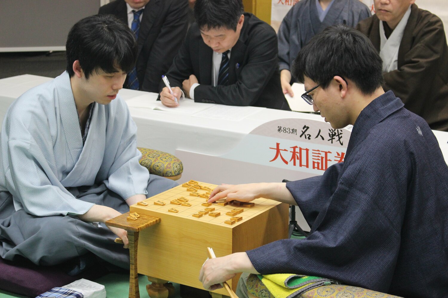 感想戦での藤井聡太と永瀬拓矢　©Number Web