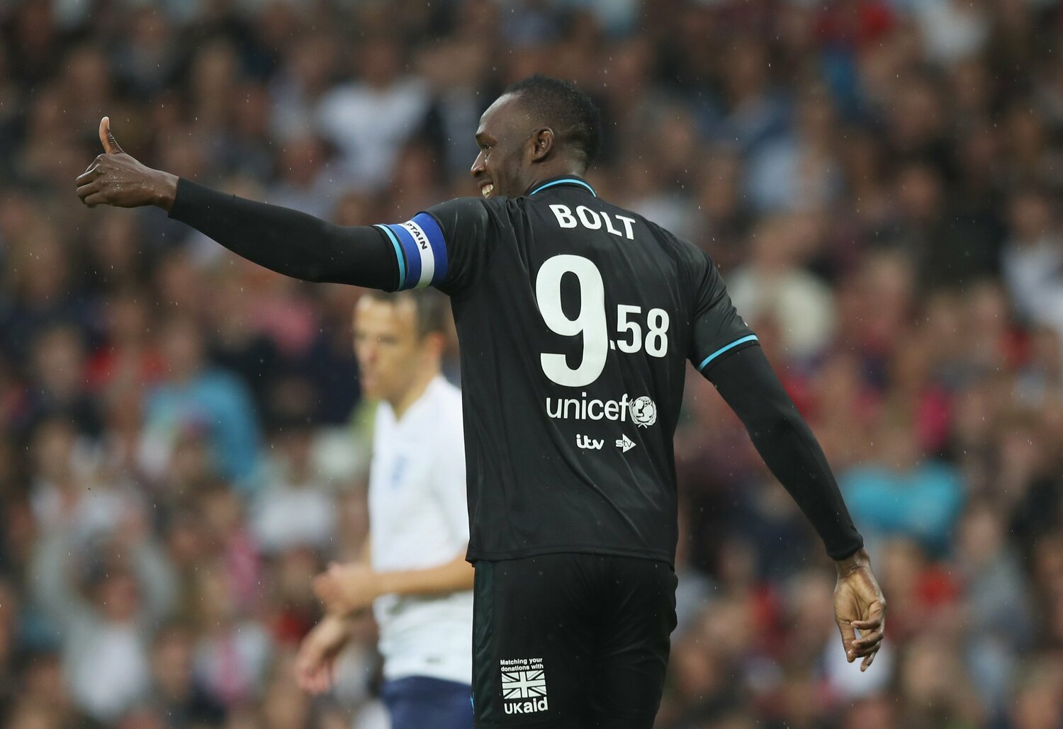 2018年、マンチェスター・ユナイテッドの本拠地のピッチに立ったボルト　©Getty Images