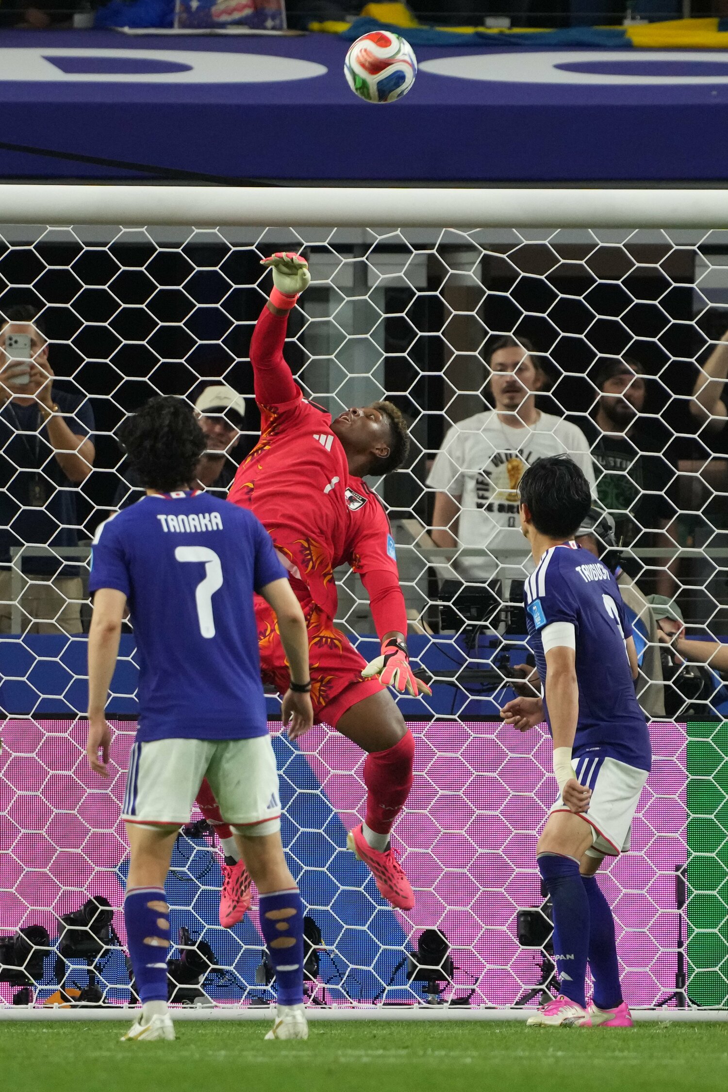 試合終盤のファインセーブの瞬間　©Masashi Hara