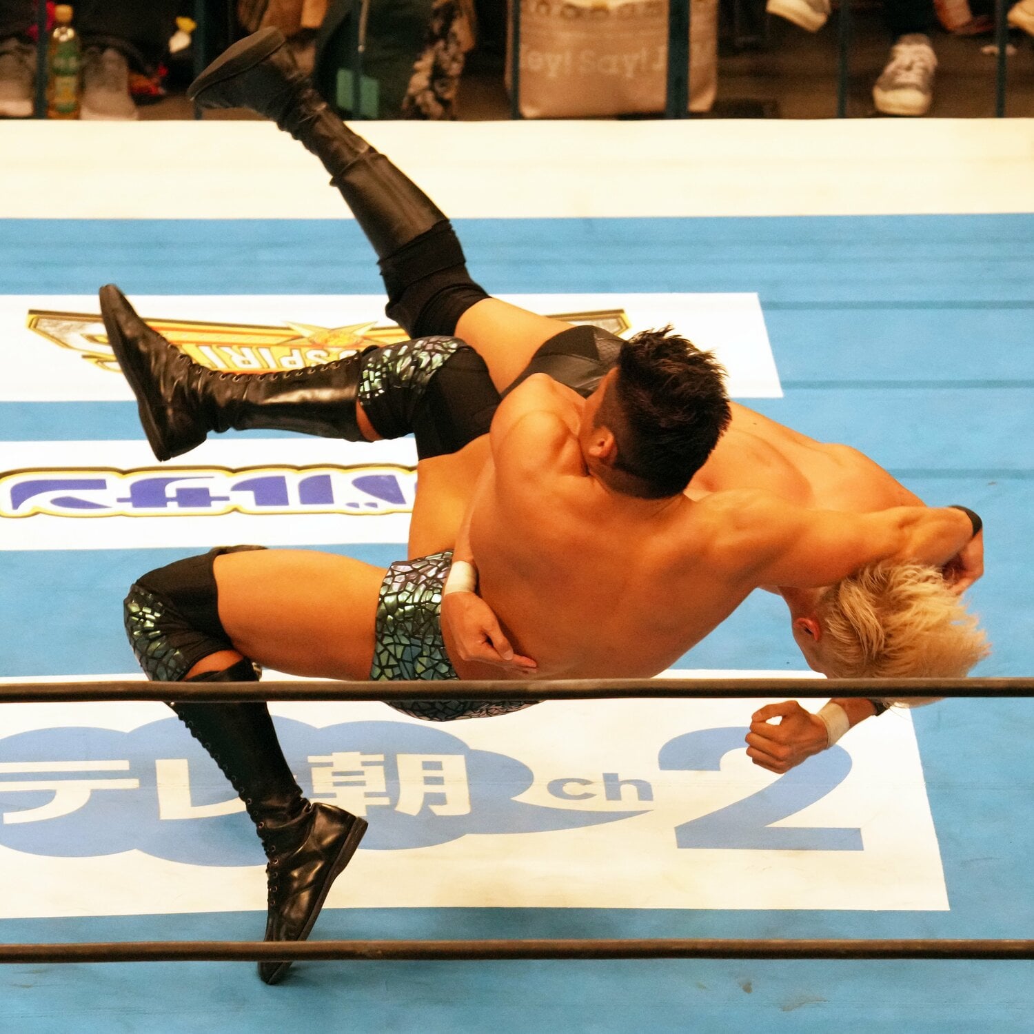 変型DDT「デッドフォール」でオカダ・カズチカから3カウントを奪ったSANADA