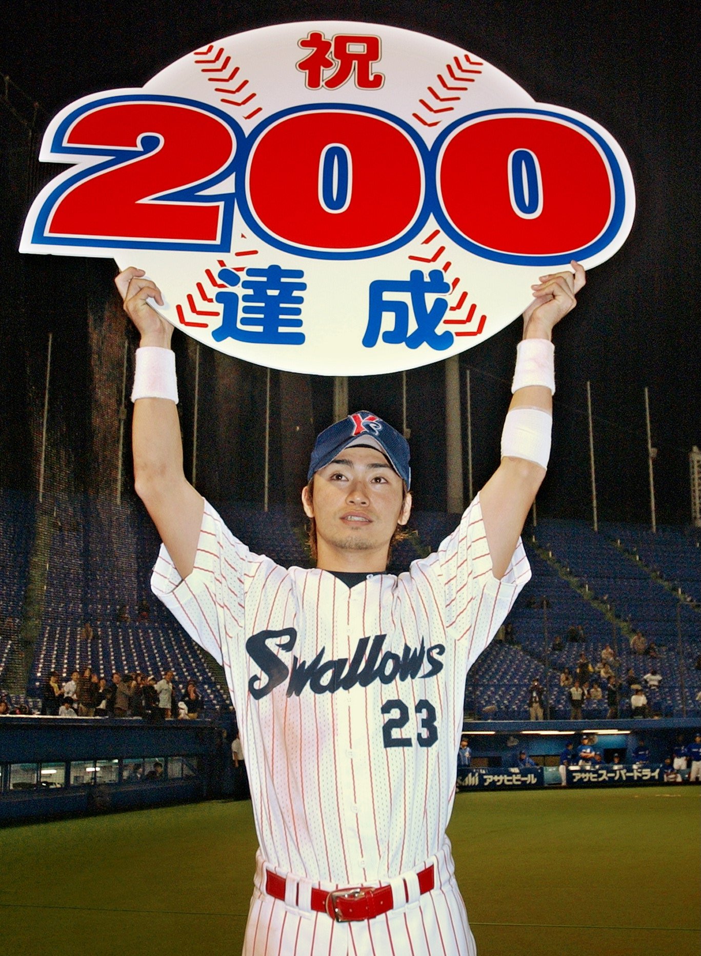 ヤクルト入団2年目の2005年、セ・リーグ初の200安打を達成してパネルを掲げる青木宣親　©︎JIJI PRESS