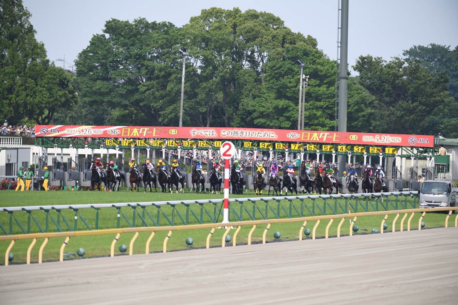 ロジャーバローズが制した2019年の日本ダービー。レースの盛り上がりにファンファーレは必要不可欠だ　©BUNGEISHUNJU