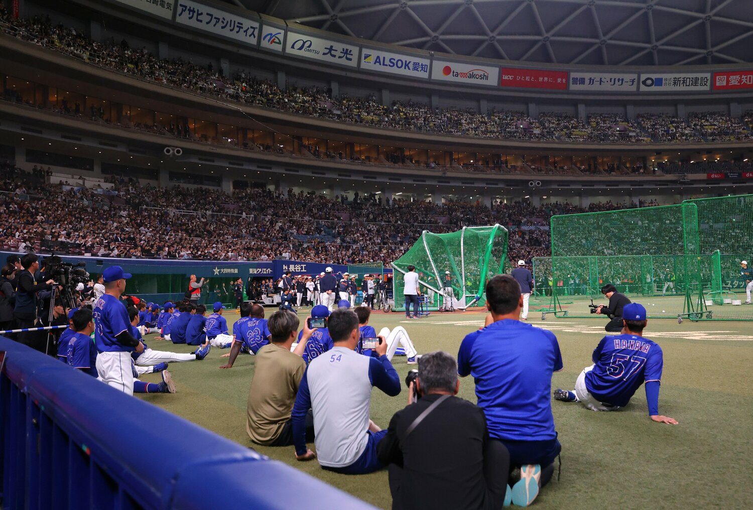 中日の選手たちも一斉に一塁側に座り込み、大谷の打撃練習を見つめた　©Sankei Shimbun