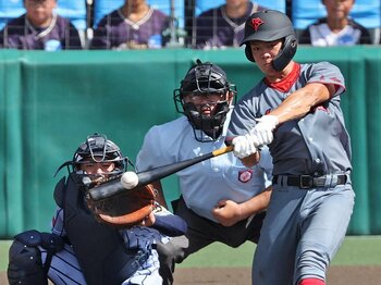 なびく髪、週休2日制、異色のユニフォーム…甲子園初出場・浜松開誠館の「高校野球離れ」した柔軟さ　元プロ監督は“筋肉＞技術”改革に着手＜Number Web＞ photograph by JIJI PRESS