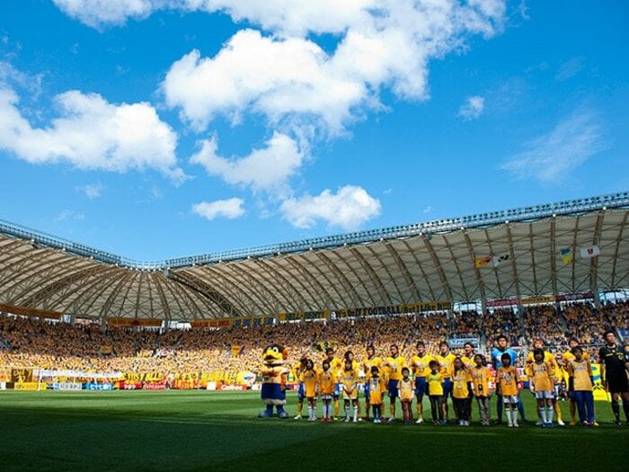 「東北人は耐え忍ぶメンタリティを」宮城出身の番記者が心打たれた手倉森監督の人間力【2011年のベガルタ仙台】＜Number Web＞ photograph by Toshiya Kondo