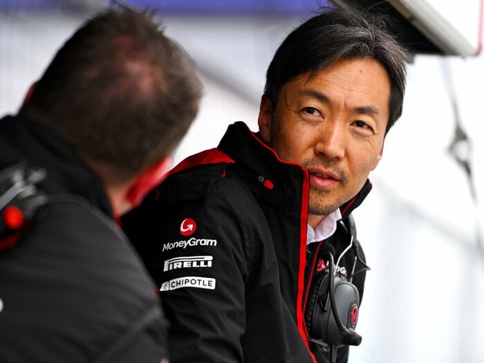 「失敗を恐れずとにかく挑戦」日本人として15年ぶりのF1チーム代表就任、初年度にしてハースを再建に導いた小松礼雄の手腕＜Number Web＞ photograph by Getty Images