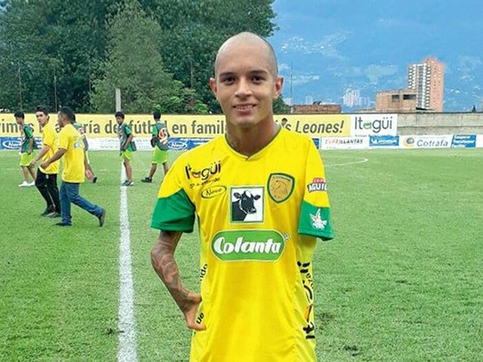 サンチャゴ・アロヤベの勇気と情熱。障害を乗り越えプロのサッカー選手へ。<Number Web> photograph by DR