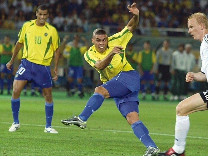 《サッカーW杯秘話》鬼軍曹のブラジル監督が下した決断の真相…“重傷の怪物”ロナウドを招集し“絶好調の36歳レジェンド”ロマーリオを却下したワケ＜Number Web＞ photograph by Hiroshi Okawara
