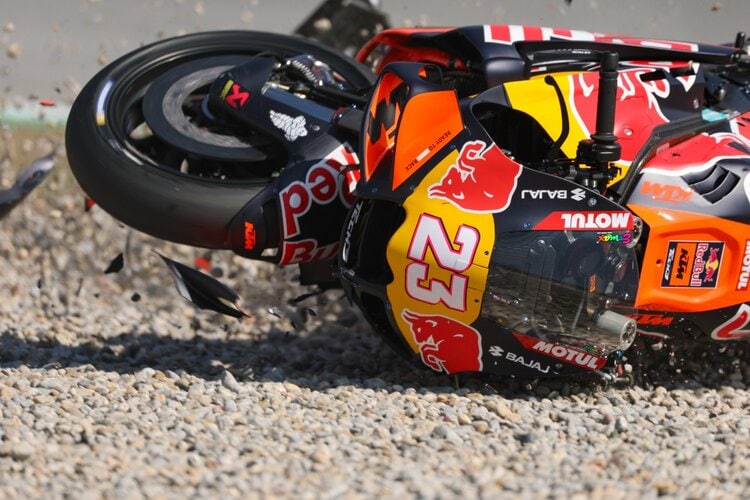 のじこ 遠藤記者、危機一髪！…コースサイドで遭遇したMotoGPマシンの激しい