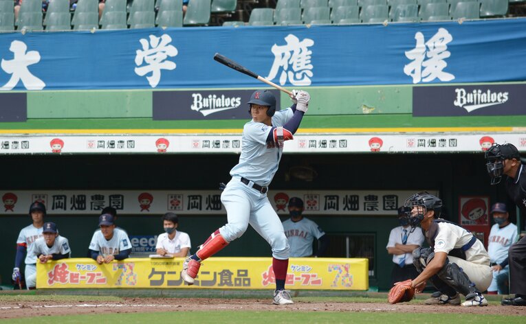 近畿大に進学した佐藤は1年時から主軸として活躍。通算14本塁打という関西学生新記録をマークして阪神へ　©JIJI PRESS