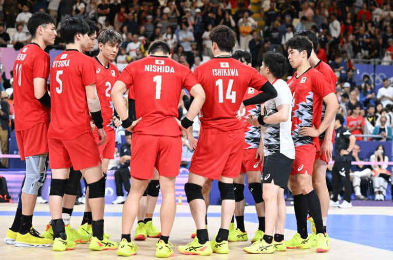 ドイツ戦後、キャプテン石川祐希を中心に輪をつくったバレーボール男子日本代表。波乱のスタートとなった　©Kaoru Watanabe/JMPA