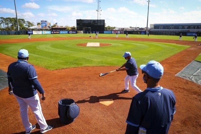 ノックする佐野さん（本人提供）