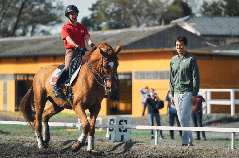 高嶋活士選手とパートナー馬ケネディを見守る松岡さん。馬に感じさせないよう力を使う姿に驚くばかり ／ photograph by Yuki Suenaga