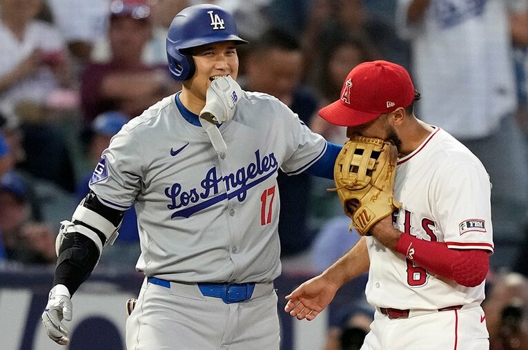 エンゼルスタジアムに帰還した大谷翔平。三塁打後、レンドーンと談笑する　©AP/AFLO