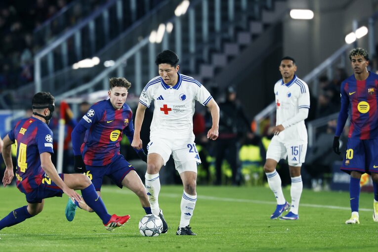 日本代表22歳DFがCLバルサ戦で「ボランチなの!?」「レバンドフスキに頭1つ飛び出て空中戦勝利」超ポリバレントな鈴木淳之介にカメラマン驚き(9)