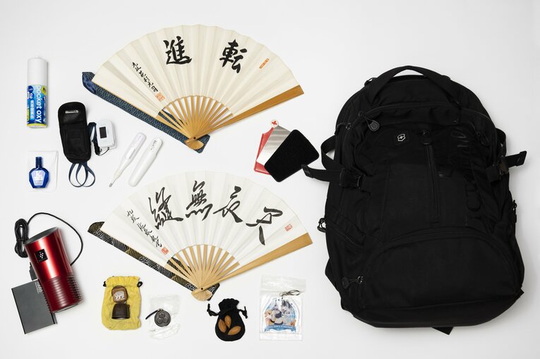 窪田七段の対局用の道具（一部）。対局用クッションも持っていく。趣味は登山だという　©Tomosuke Imai