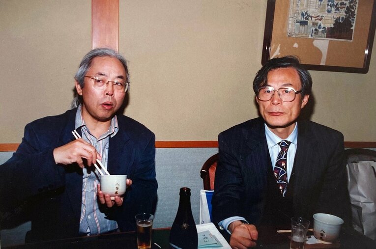 写真は、1990年代後半の一門会での米長と田丸　©Noboru Tamaru