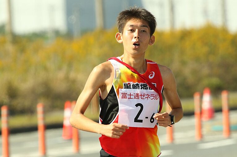 11月の九州実業団毎日駅伝で6区を走った黒崎播磨・河田健太郎。大学までサッカーを続けた選手の陸上転向は異例なケースだろう ／ photograph by Krosakiharima Athletics Club