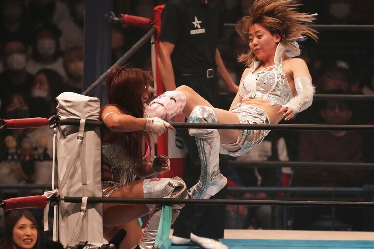 コーナーの白川未奈にフライングキックを見舞う　©Essei Hara